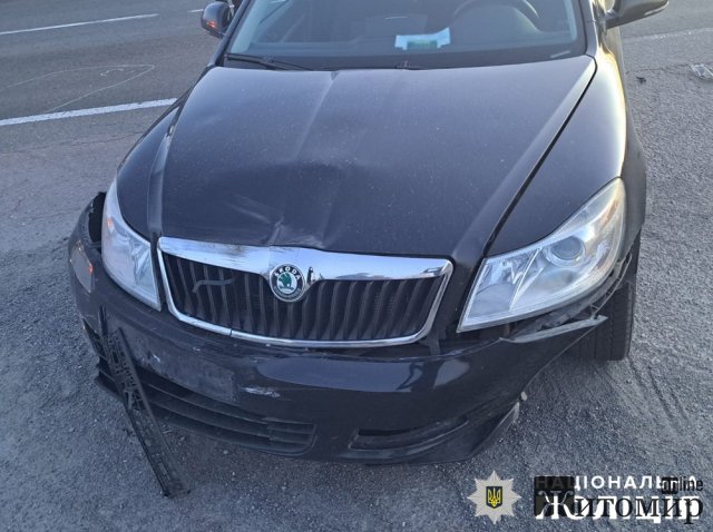 На Бердичівщині Skoda, здійснюючи рух з другорядної дороги на перехресті, зіштовхнулась з мотоциклом