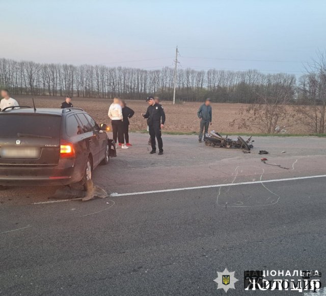 На Бердичівщині Skoda, здійснюючи рух з другорядної дороги на перехресті, зіштовхнулась з мотоциклом