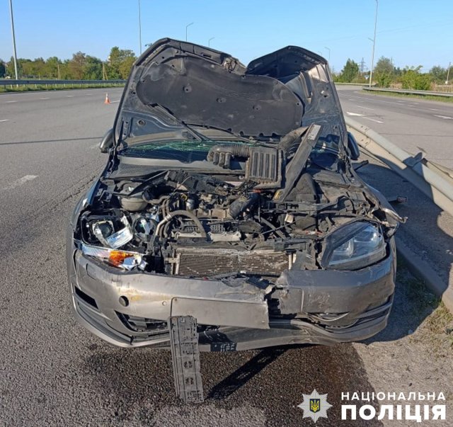 На трасі Київ-Чоп у Житомирській області зіштовхнулись електроцикл та Volkswagen, є потерпілий. ФОТО