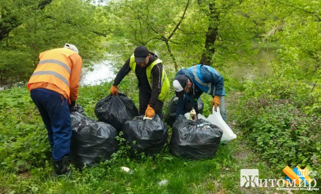 Триста працівників житомирських комунальних підприємств прибирали місто. ФОТО