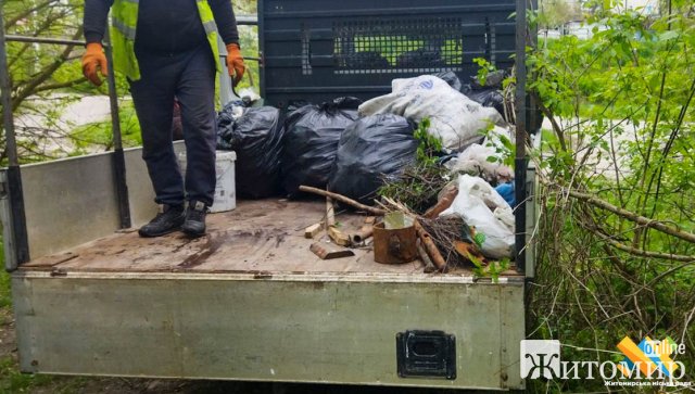Триста працівників житомирських комунальних підприємств прибирали місто. ФОТО