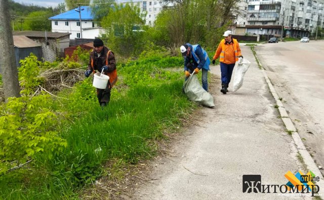 Триста працівників житомирських комунальних підприємств прибирали місто. ФОТО