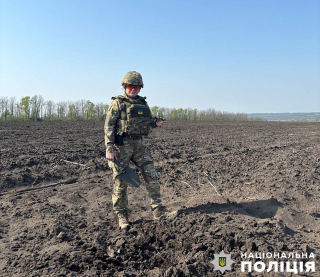 Вибухотехніки поліції з Житомирської області розміновують деокуповану частину Харківщини