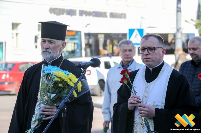 У Житомирі покладанням квітів відзначили День пам'яті та примирення. ФОТО