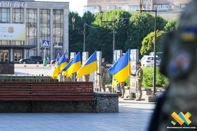 У Житомирі покладанням квітів відзначили День пам'яті та примирення. ФОТО