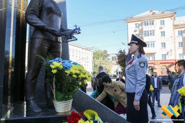 У Житомирі покладанням квітів відзначили День пам'яті та примирення. ФОТО