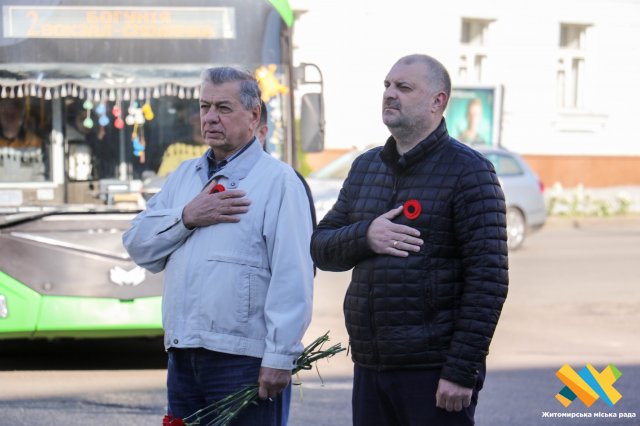 У Житомирі покладанням квітів відзначили День пам'яті та примирення. ФОТО