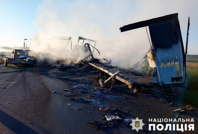 На Житомирщині сталася ДТП за участю мікроавтобуса, вантажівки та DAF: двоє людей загинули