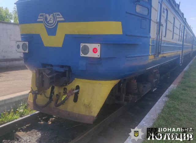 На Житомирщині потяг збив чоловіка, який раптово вийшов на колії. ФОТО