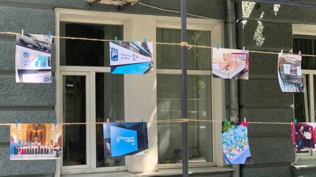 У Житомирі на Михайлівській у День Європи розвісили світлини та прапори країн, які допомагають місту