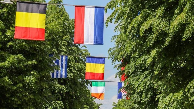 У Житомирі на Михайлівській у День Європи розвісили світлини та прапори країн, які допомагають місту