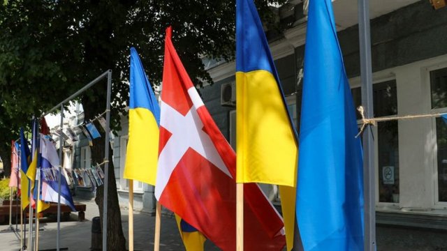 У Житомирі на Михайлівській у День Європи розвісили світлини та прапори країн, які допомагають місту