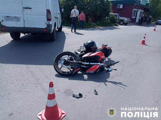 У Звягелі мікроавтобус зіштовхнувся з мотоциклом під керуванням 17-річного хлопця. ФОТО