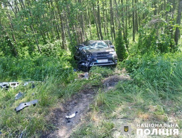 На Житомирщині у Volkswagen лопнуло колесо: автівка врізається у кросовер, а потім обидві у вантажівку. ФОТО