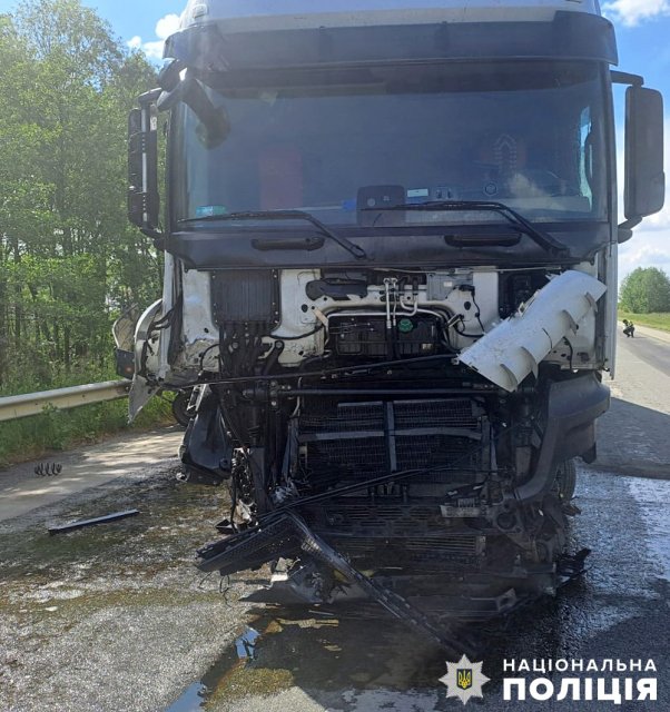 На Житомирщині у Volkswagen лопнуло колесо: автівка врізається у кросовер, а потім обидві у вантажівку. ФОТО