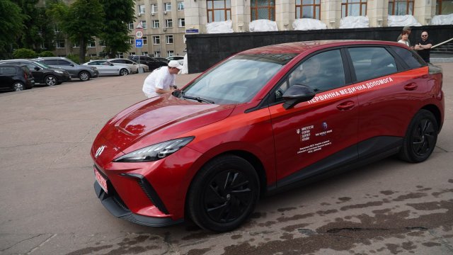 Два медзаклади в Житомирській області отримали електромобілі