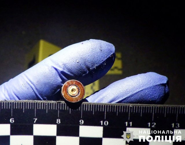 Хотів помститися: у Бердичеві поліцейські затримали чоловіка за хуліганство зі зброєю. ФОТО