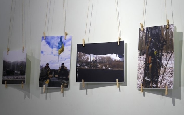У Житомирі відкрилася фотовиставка робіт полеглого захисника Романа Солонинки У Житомирі відкрилася фотовиставка робіт полеглого захисника Романа Солонинки