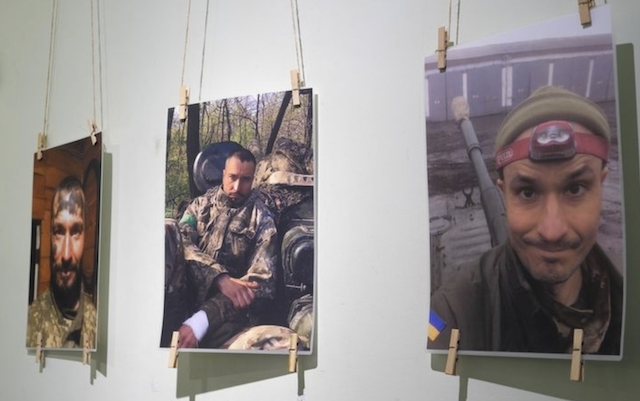 У Житомирі відкрилася фотовиставка робіт полеглого захисника Романа Солонинки У Житомирі відкрилася фотовиставка робіт полеглого захисника Романа Солонинки