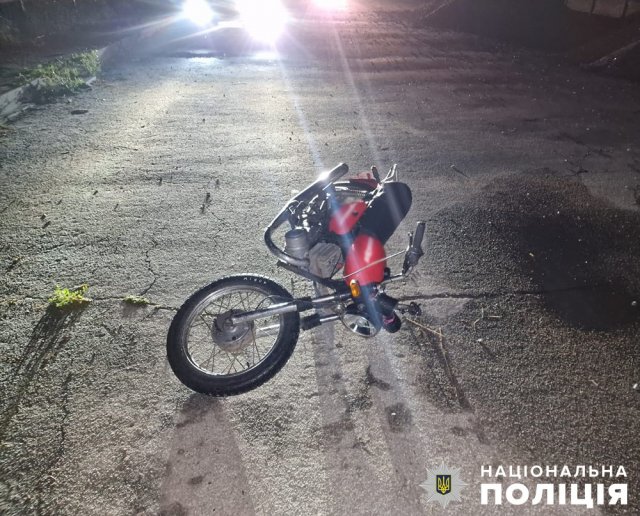 У селі поблизу Житомира травмувалися 20-річний мотоцикліст та 14-річний пасажир «Мінська». ФОТО