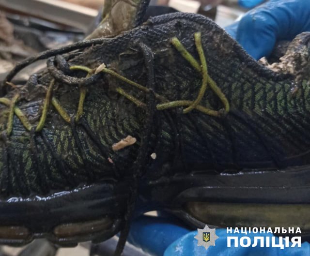 Житомирські поліцейські встановлюють особу чоловіка, тіло якого знайшли у водоймі. ФОТО