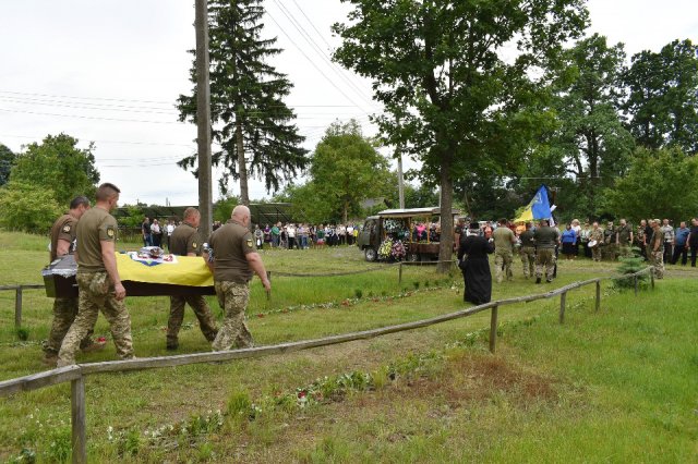 У селі Ємільчинської громади попрощалися із захисником Костянтином Колобчуком