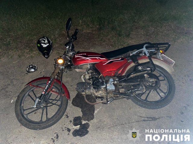 У Брусилові 16-річний мопедист збив 21-річного пішохода: постраждалий госпіталізований