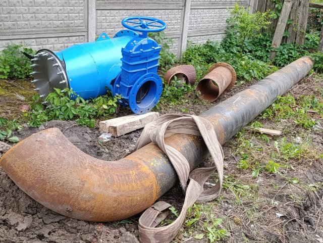 На Польовій у Житомирі комунальники виконують роботи у двох водопровідних камерах. ФОТО