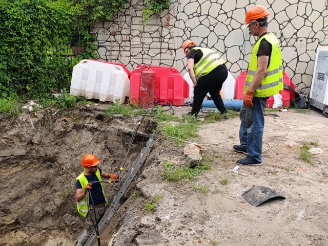 На Польовій у Житомирі комунальники виконують роботи у двох водопровідних камерах. ФОТО