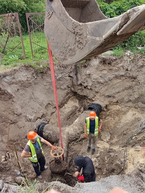 На Польовій у Житомирі комунальники виконують роботи у двох водопровідних камерах. ФОТО