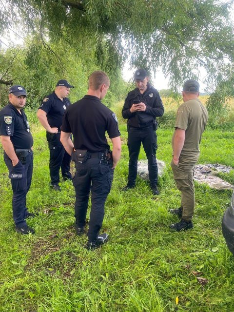 У Житомирському районі "спіймали" чоловіків, які ловили рибу за допомогою 4 сіток. ФОТО