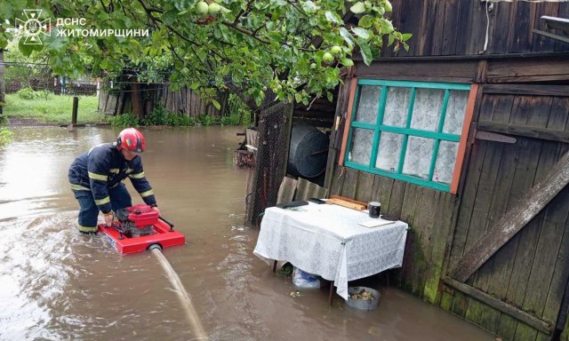 На півночі Житомирщини рятувальники відкачували воду з підвалу школи