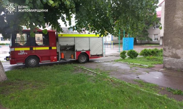 На півночі Житомирщини рятувальники відкачували воду з підвалу школи