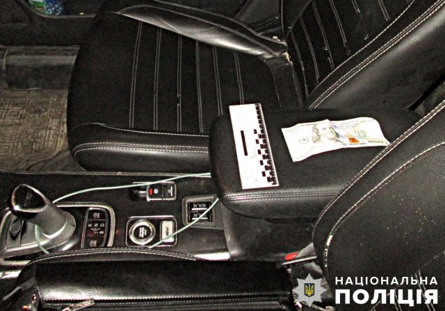 У селі Бердичівського району п’яний водій Mitsubishi пропонував патрульним 100 доларів хабаря