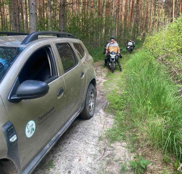 На Житомирщині у заповіднику затримали збирачів чорниці. ФОТО