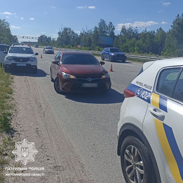 Житомирські патрульні затримали злочинців на Toyota, створивши штучний затор на дорозі