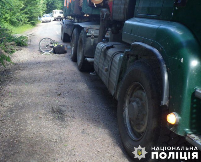 На Житомирщині МАN зіштовхнувся з велосипедисткою, жінку госпіталізували. ФОТО