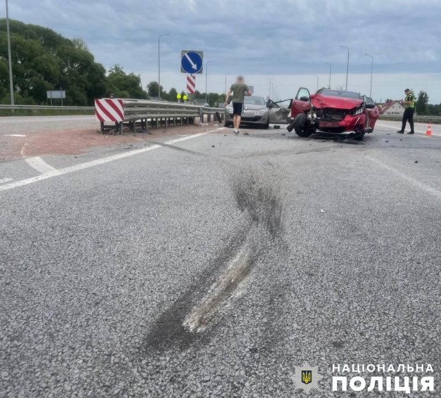 На трасі у Житомирському районі зіштовхнулись Renault та Peugeot: травмовано четверо осіб. ФОТО