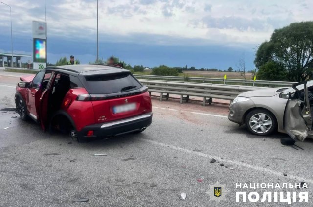 На трасі у Житомирському районі зіштовхнулись Renault та Peugeot: травмовано четверо осіб. ФОТО