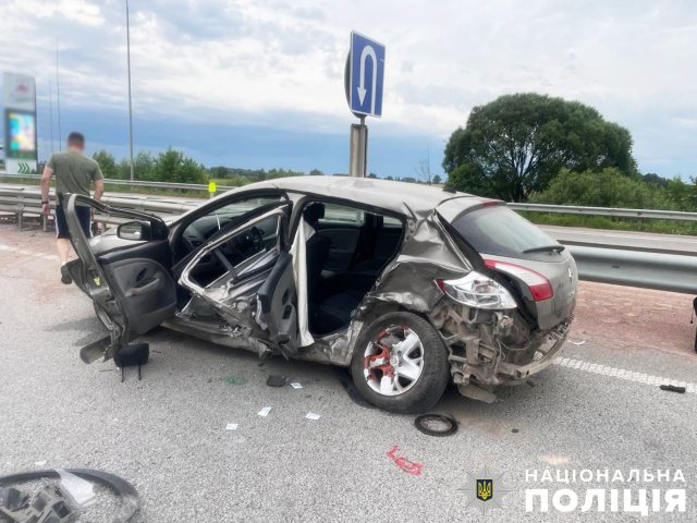 На трасі у Житомирському районі зіштовхнулись Renault та Peugeot: травмовано четверо осіб. ФОТО
