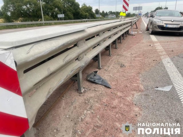 На трасі у Житомирському районі зіштовхнулись Renault та Peugeot: травмовано четверо осіб. ФОТО