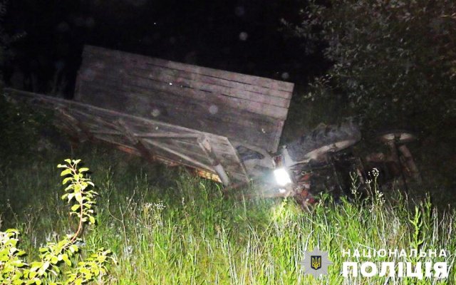На Житомирщині трактор з’їхав з дороги та перекинувся, водій загинув