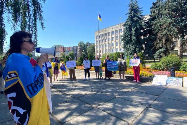 У Житомирі відбулася акція-пікет щодо термінів служби військових. ФОТО