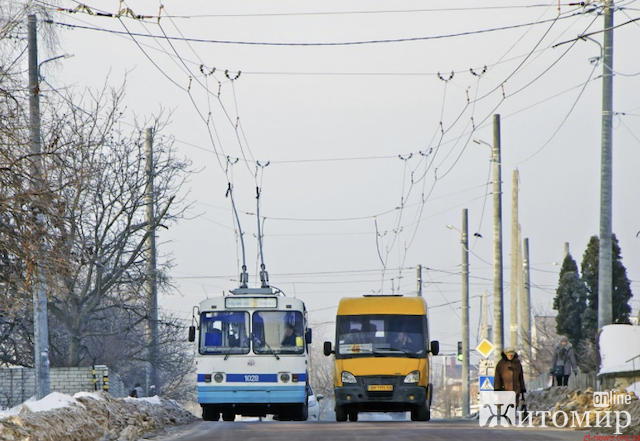 У Житомирі пасажири громадського транспорту не можуть розрахуватися за проїзд карткою У Житомирі пасажири громадського транспорту не можуть розрахуватися за проїзд карткою