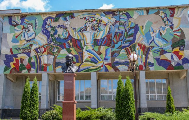 Мозаїчне панно на поштовому відділені та на будинку культури в Хорошеві. ФОТО