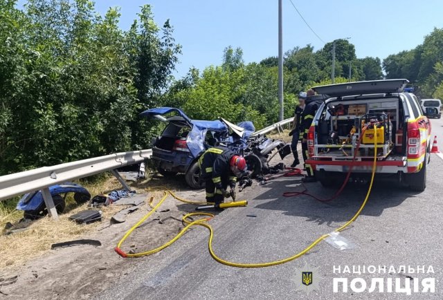 Подробиці ДТП на житомирській трасі: зіштовхнулися вантажівка та Volkswagen, водія легковика госпіталізували
