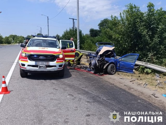 Подробиці ДТП на житомирській трасі: зіштовхнулися вантажівка та Volkswagen, водія легковика госпіталізували