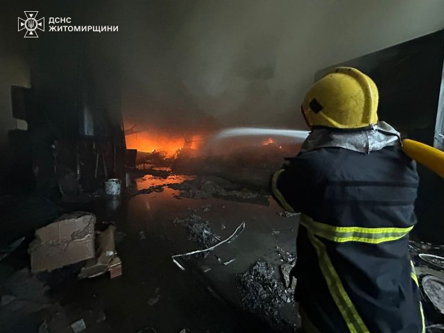 На взуттєвому підприємстві Бердичева - пожежа. ФОТО