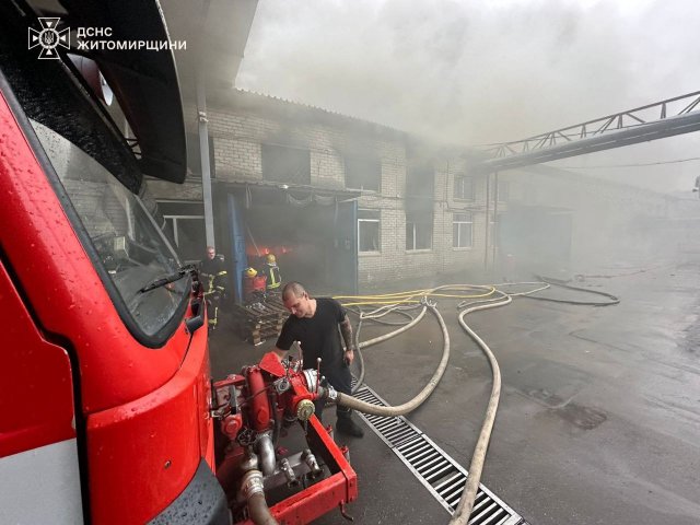 На взуттєвому підприємстві Бердичева - пожежа. ФОТО