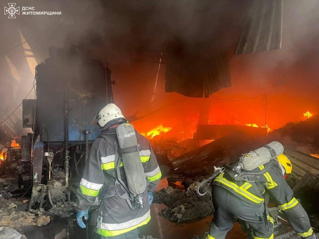 На взуттєвому підприємстві Бердичева - пожежа. ФОТО